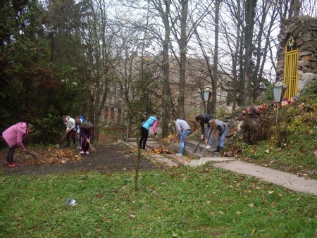 Акція "Приберемо територію біля школи"